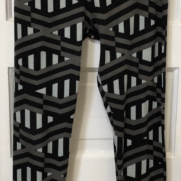 LuLaRoe Pants - LuLaRoe Black & Gray Print Leggings Size OS LuLaRoe Pants - LuLaRoe Black & Gray Print Leggings Size OS